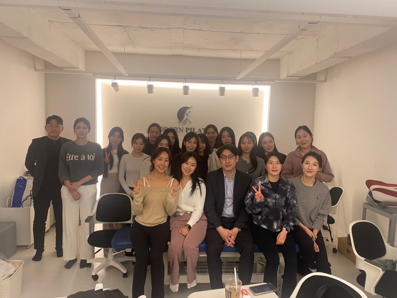 인하대학교 정형외과 유준일 교수(앞줄 가운데)가 지난 2월 15일 모던필라테스 기업연구소에서 개최된 고관절 환자들을 위한 워크숍 개최 후, 참가자들과 기념촬영을 하고 있다.