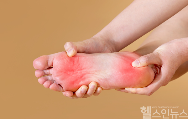 첫 발을 디딜 때 발꿈치가 찢어질 것처럼 아프다면 족저근막염을 의심해 봐야 한다. 만약 꾸준한 치료로도 통증 완화가 되지 않는다면 PDRN치료를 고려해 보는 것도 방법이다. (클립아트코리아)