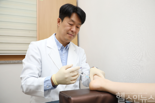 서동교 힘찬병원 족부클리닉 진료원장(정형외과 전문의)가 PDRN주사를 시술하는 모습 (힘찬병원 제공)