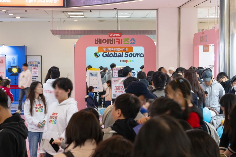 쿠팡 베이비&키즈쇼 팝업스토어에 방문한 고객들로 행사장이 붐비고 있다.