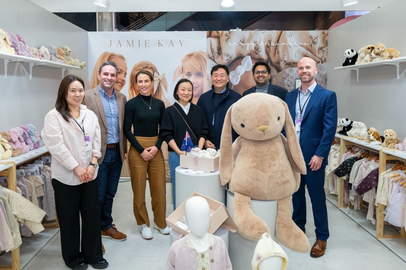 제이미케이 부스에 방문한 변유정 뉴질랜드무역청 사업 개발 매니저와 리차즈 던쉬트 뉴질랜드무역청장(왼쪽부터)이 쿠팡  직원 및 브랜드 관계자와 사진 촬영을 하고 있다.