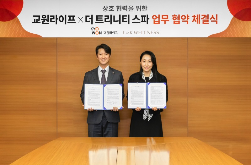 ▲ (왼쪽부터) 서동혁 교원라이프 사업기획부문장, 김지하 엘앤케이웰니스 대표이사