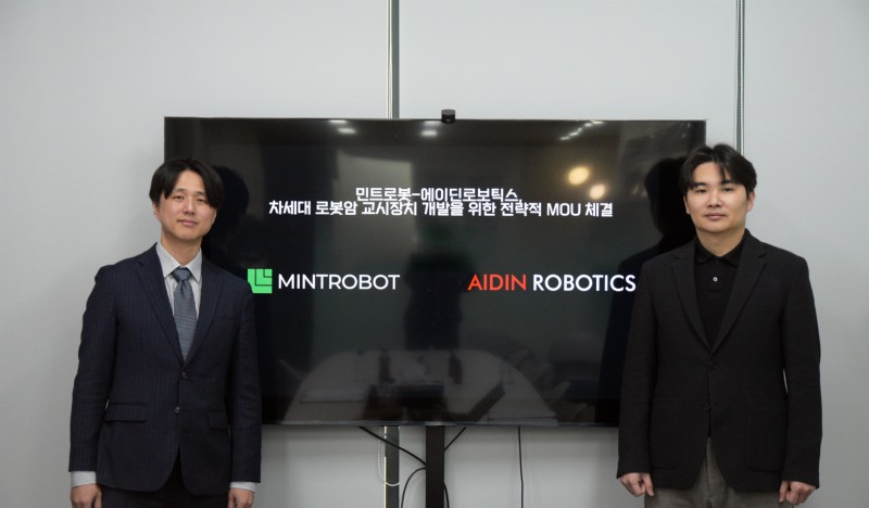 민트로봇 강형석 대표(좌)와 에이딘로보틱스 이윤행 대표(우)가 차세대 로봇암 교시 장치 개발을 위한 업무협약 체결식에 참석한 모습
