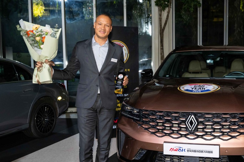 르노코리아 이디에스 코쿠비(Idiesse Kokuvi) 프로젝트 총괄 본부장이 2025 대한민국 올해의 차 시상식에서 기념사진을 촬영하고 있다.