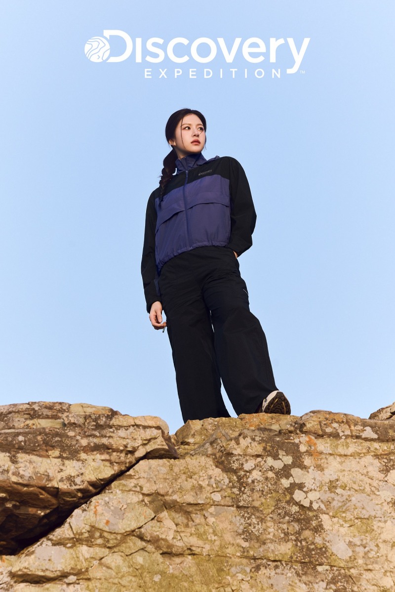 디스커버리 익스페디션, 트레킹 즐기는 고윤정 ‘베르텍스 바람막이’ 화보 공개!
