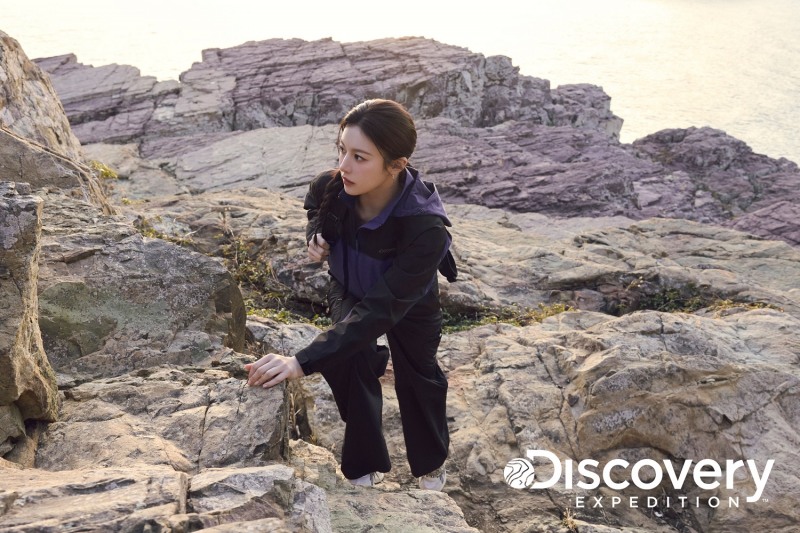 디스커버리 익스페디션, 트레킹 즐기는 고윤정 ‘베르텍스 바람막이’ 화보 공개!