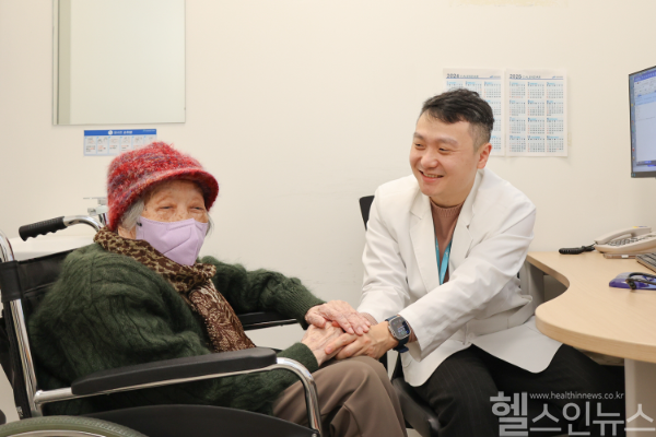 (오른쪽부터) 김강민 중앙대학교광명병원 심장혈관흉부외과 교수, 환자 A씨