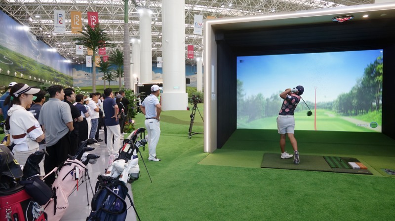 지난해 9월 13일부터 15일까지 중국 톈진 시티골프에서 열린 '2024 골프존 시티골프 차이나 오픈'에서 갤러리들이 스크린부스에서 티샷을 하는 선수를 바라보고 있다.