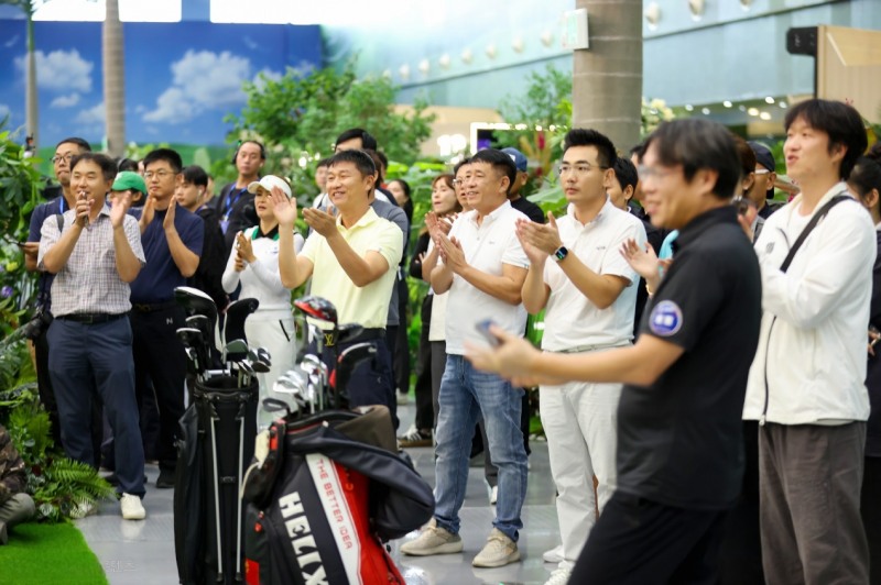 지난해 9월 13일부터 15일까지 중국 톈진 시티골프에서 열린 '2024 골프존 시티골프 차이나 오픈'에서 경기를 관람 중인 갤러리 모습