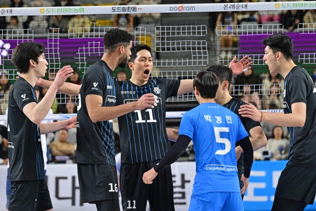 득점 후 기뻐하는 현대캐피탈 선수들