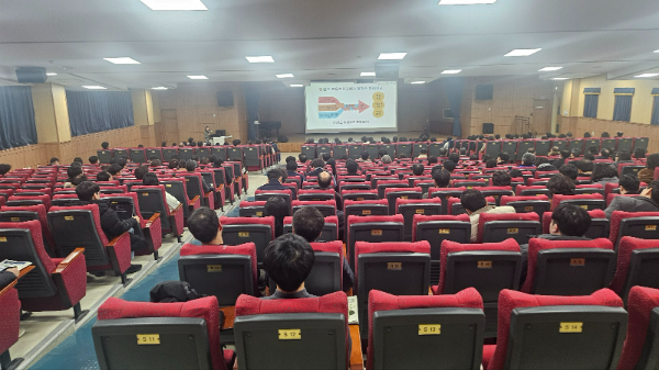 교사 200여 명을 대상으로 2025 고등학교 교육과정 정책 설명회를 실시하고 있다.