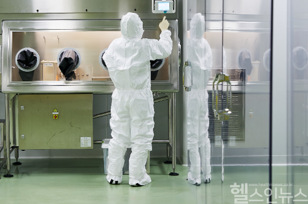 의약품 개발을 연구 중인 의약생산센터 연구원 (케이메디허브 의약생산센터 제공)
