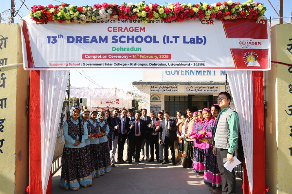 세라젬 인도드림스쿨 13호 준공식에서 관계자들이 기념 촬영을 하고 있다.