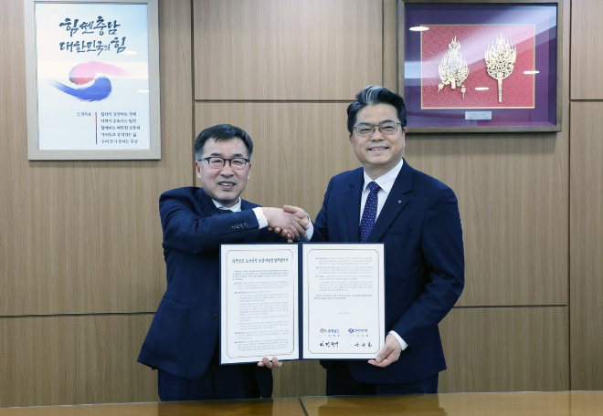 신한은행 영업추진3그룹 양군길 부행장(오른쪽)과 충청남도 전형식 정무부지사가 기념 촬영하는 모습 ⓒ신한은행