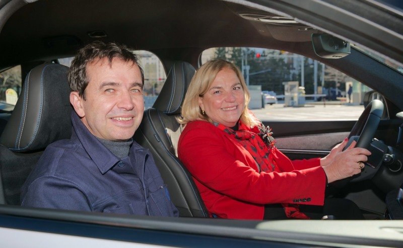 스테판 드블레즈 르노코리아 사장(좌측)과 마리아 카스티요 페르난데즈 주한 EU대사가 그랑 콜레오스 E-Tech 하이브리드에 함께 탑승하고 있다.