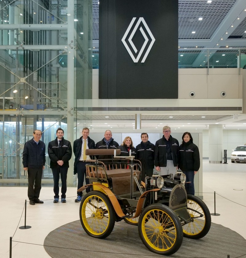 19일 르노코리아 부산공장을 방문한 마리아 카스티요 페르난데즈 대사(좌측에서 다섯번째) 등 주한 유럽연합 대표부 주요 관계자들이 스테판 드블레즈 르노코리아 사장(좌측에서 여섯번째)과 함께 공장 갤러리에 전시돼 있는 르노 최초의 자동차 ‘부아트레 Type A’ 앞에서 기념 촬영을 하고 있다.