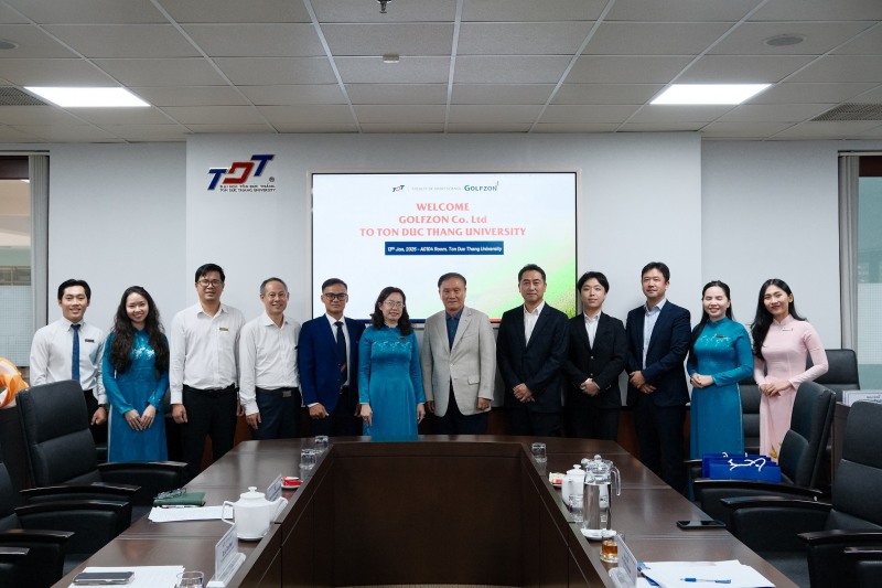 지난달 13일 똔득탕 대학교에서 진행된 MOU 결과 보고 및 기증식에서 골프존, 대학 관계자들이 기념사진을 촬영하고 있다.