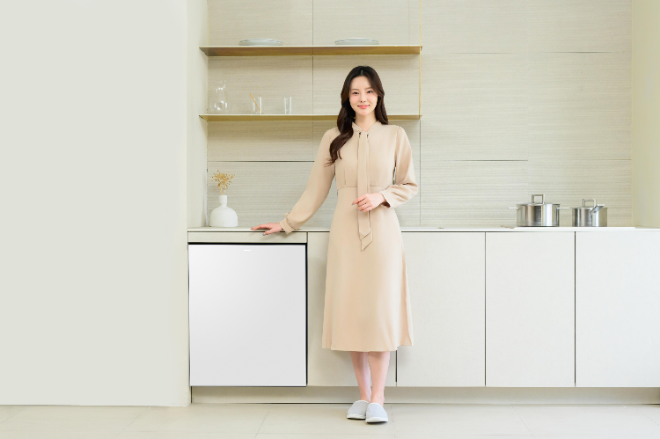 삼성전자 모델이 2025년형 비스포크 인공지능(AI) 식기세척기를 소개하고 있다. ⓒ삼성전자