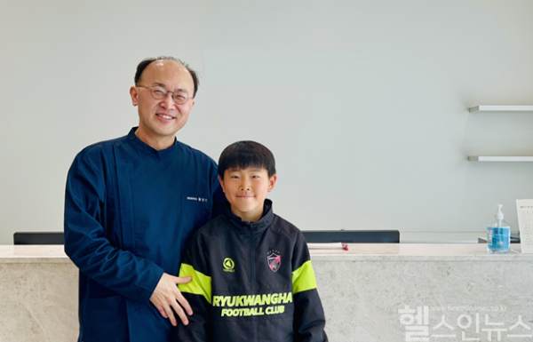 성장관리 후원을 받는 노원RFC 민예준 선수와 황만기 박사 (황만기키본한의원 제공)