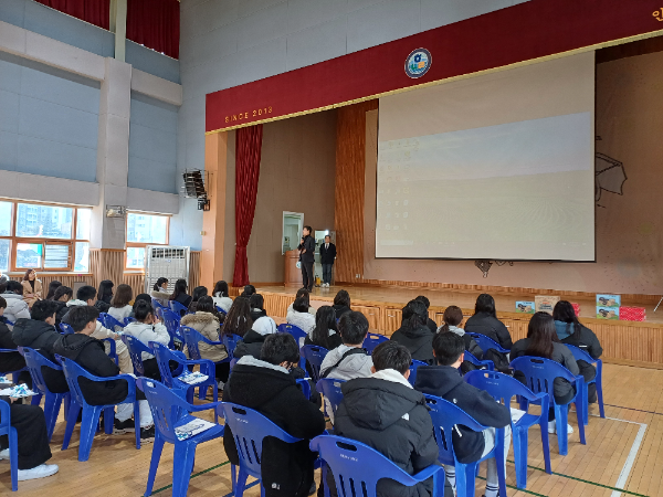 2025학년도 1,2학년 입학생 대상 세계로국제중고등학교 신입생 오리엔테이션을 진행하고 있다.