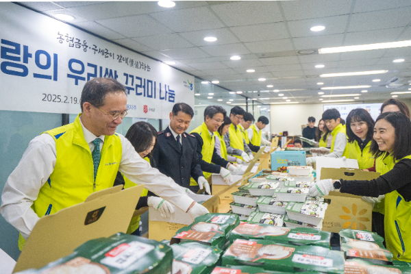 NH농협금융은 19일, 서울 서대문구 소재 구세군빌딩에서「사랑의 우리 쌀 꾸러미 나눔」을 실시했다. 이찬우 회장(왼쪽에서 첫 번째), 한세종 서기장관(왼쪽에서 세 번째) 및 직원 봉사단이 우리 쌀 꾸러미를 포장하고 있다. ⓒ NH농협금융