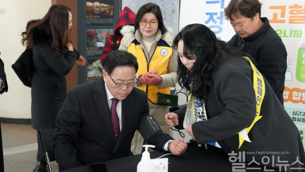 강수현 양주시장(왼쪽)이 20일 양주역에 마련된 의정부을지대병원 건강 캠페인 현장을 찾아 혈압을 측정하고 있다. (의정부을지대병원 제공)