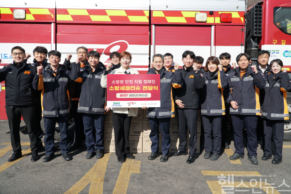 베스티안재단 사회복지사업본부 설수진 대표, 용인서부소방서 장재구 서장이 소방세정티슈 기부물품 전달식을 마친 후 소방관들과 기념사진을 촬영하고 있다. (베스티안재단 제공)