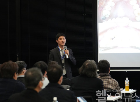 홍준기 더스퀘어치과 대표원장이 지난 17일 도쿄의 한 호텔에서 열린 미니쉬 임상사례 세미나에서 강연하고 있다. (더스퀘어치과 제공)