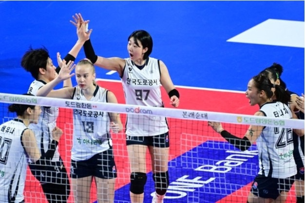 득점 후 기뻐하는 도로공사 선수들