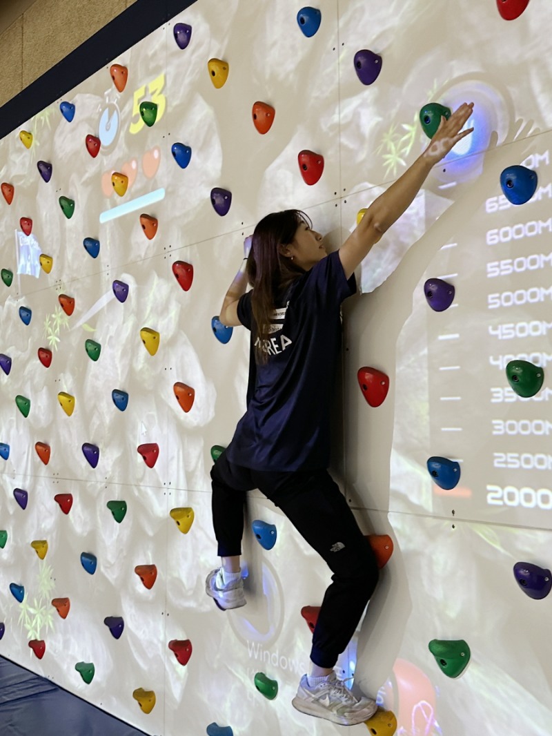 △ 국가대표 후보 윤다솜 선수가 AR클라이밍 시범을 보이는 모습. (제공= 대한산악연맹)