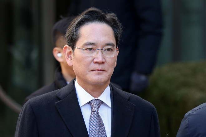 이재용 삼성전자 회장이 지난 2월 3일 서울 서초구 서울고등법원에서 열린 경영권 불법 승계 관련 항소심 선고 공판을 마치고 법원 청사를 빠져나오는 모습. 대법원은 서울고법이 이 회장에 무죄를 선고한 원심을 17일 확정했다. ⓒ연합뉴스