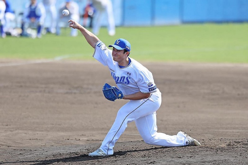 삼성 투수 최원태가 주니치 드래곤즈와 연습 경기에 선발 등판해 투구하고 있다.