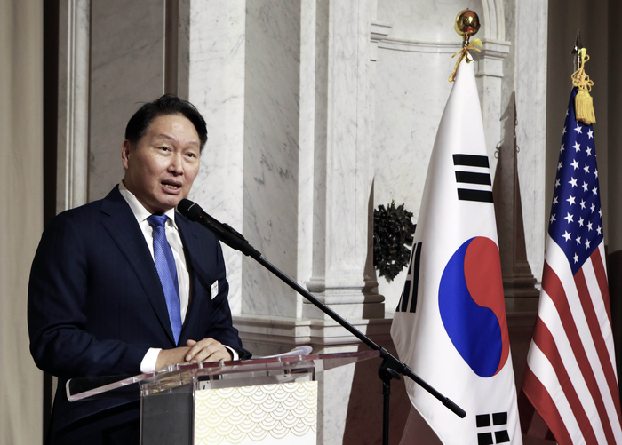 최태원 대한상공회의소 회장이 19일(현지시간) 미국 워싱턴 의회 도서관의 토마스 제퍼슨 빌딩 그레이트홀에서 개최한 ‘한미 비즈니스의 밤’에서 개회사를 하고 있다. 대한상의 제공