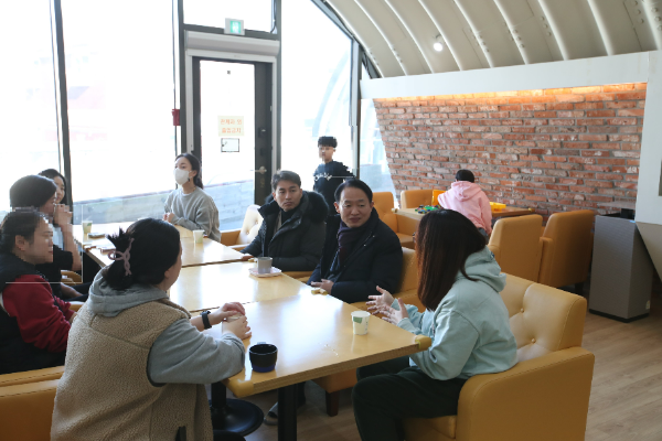 김찬진 동구청장이 지난 20일 ‘동구랑 스틸랜드’에서 장애학생학부모의 애로사항을 정취하고 있다.