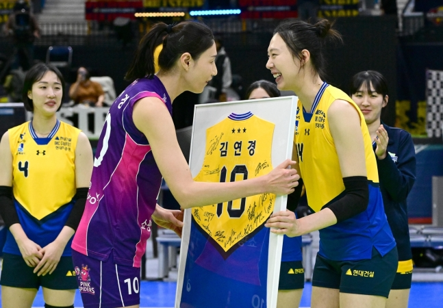 양효진(오른쪽)으로부터 유니폼 액자를 선물 받는 김연경