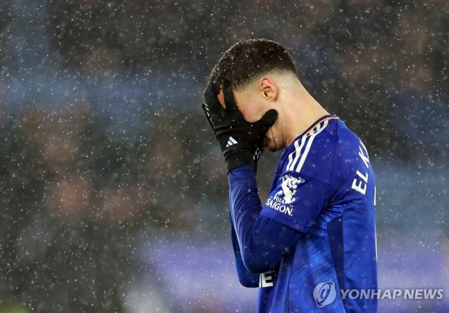 얼굴을 감싸 쥔 레스터시티의 빌랄 엘 카누스