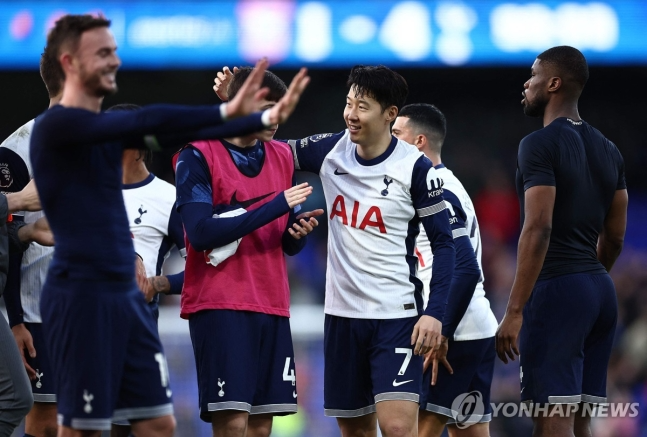 입스위치전에서 동료들과 기쁨을 나누는 손흥민.