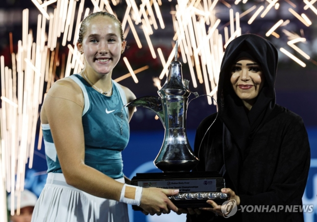 우승 트로피를 받는 안드레예바(왼쪽)