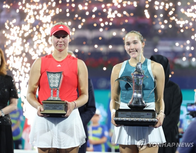 우승한 안드레예바(오른쪽)와 준우승 타우손.