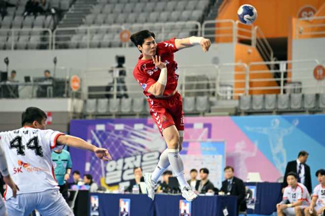충남도청 김태관이 점프슛을 하고 있다. / 사진제공=한국핸드볼연맹