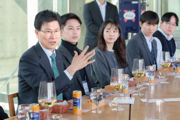 강태영 은행장과 직원들이 식사와 함께 질의응답 시간을 가지고 있다. ⓒ NH농협은행