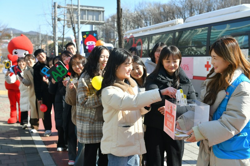 위러브유 회원들이 '제696차 전 세계 헌혈하나둘운동'를 통해 건강한 혈액과 헌혈증서를 기증했다.