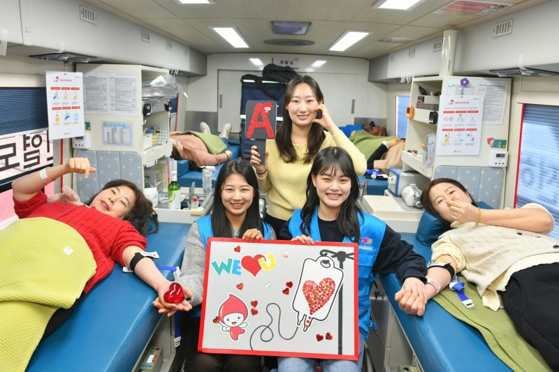 위러브유 회원들이 '제696차 전 세계 헌혈하나둘운동'를 통해 건강한 혈액과 헌혈증서를 기증했다.