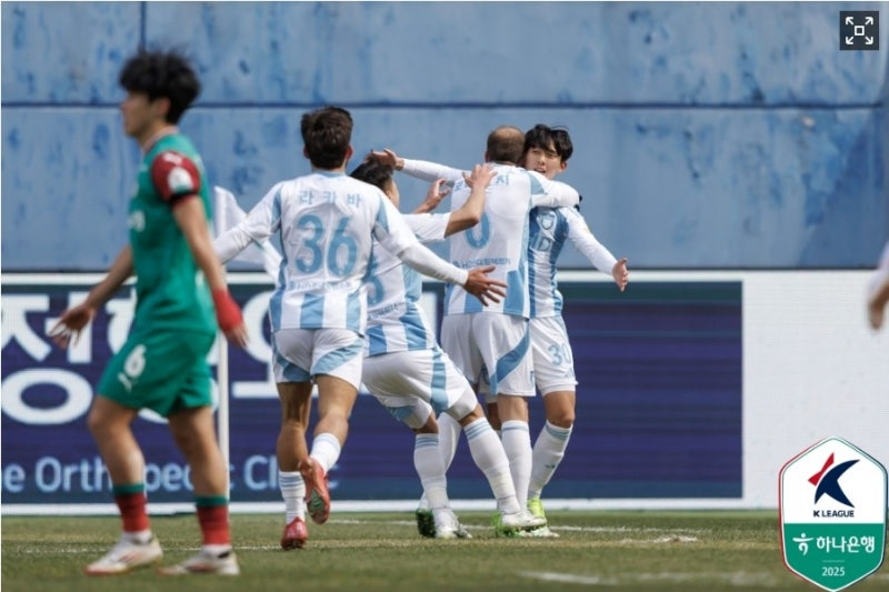 선제골을 터트린 뒤 동료들과 기쁨을 나누는 울산 윤재석.