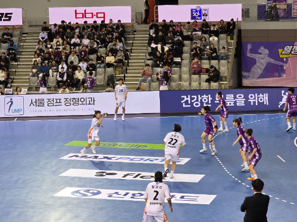 2월22일 올림픽공원 핸드볼경기장 1층 BBQ존을 가득 채운 팬들이 H리그 경기를 관람하고 있다. / 사진제공=한국핸드볼연맹