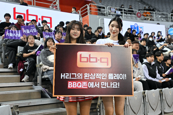 2월22일 올림픽공원 핸드볼경기장 1층 BBQ존을 가득 채운 팬들이 H리그 경기를 관람하고 있다. / 사진제공=한국핸드볼연맹
