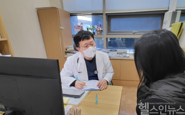 유홍 온종합병원 통합내과 과장의 진료 모습 (온종합병원 제공)