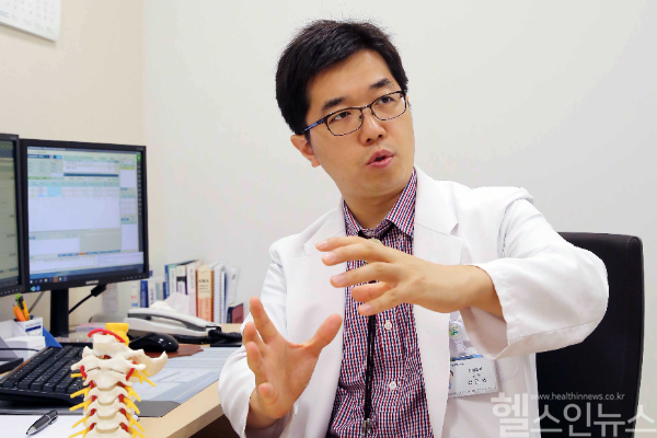 정문영 순천향대 부천병원 신경외과 교수가 만성통증의 치료법에 대해 설명하고 있다. (순천향대 부천병원 제공)