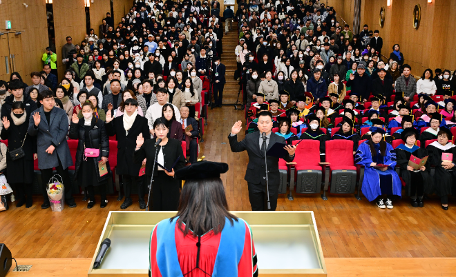 서울사이버대 2025학년도 입학식에서 입학생 대표가 선서를 하는 모습