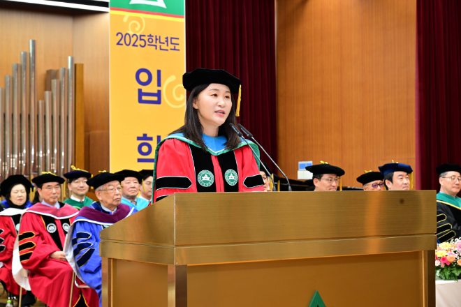 서울사이버대 2025학년도 입학식에서 이은주 총장이 축사하는 모습